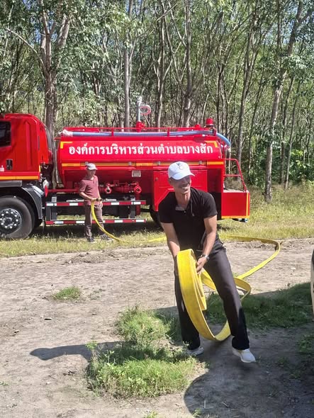 ลงพื้นที่ดำเนินการจัดส่งน้ำสำหรับอุปโภคบริโภคให้แก่ประชาชน  เพื่อแก้ไขปัญหาการขาดแคลนน้ำสำหรับอุปโภคบริโภค